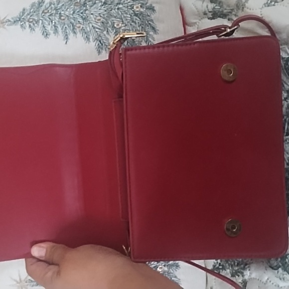 Luxurious Red Quilted Shoulder Bag - Picture 3 of 5